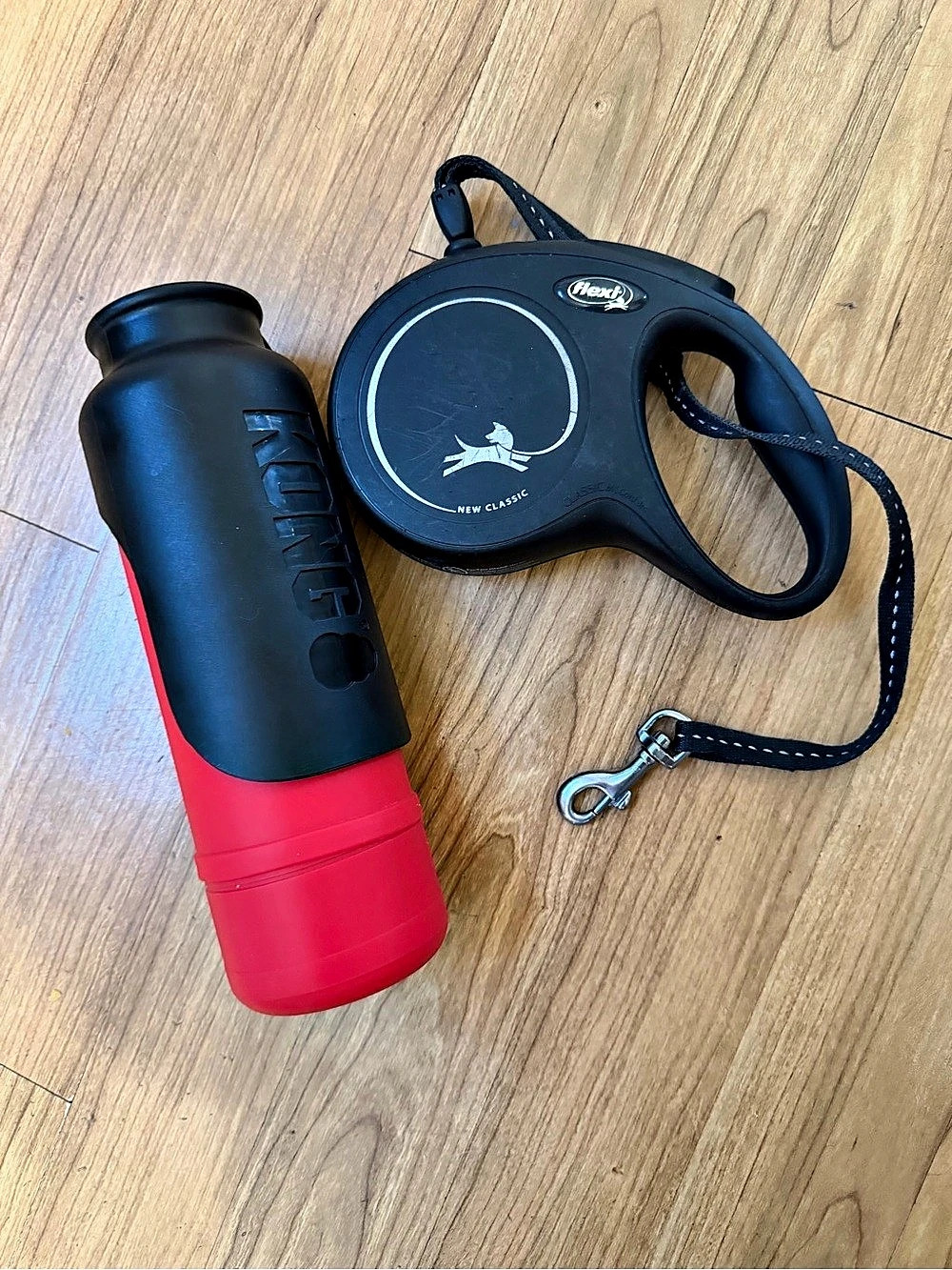 Flexi New Classic Retractable Dog Leash & Bottle Black & Red